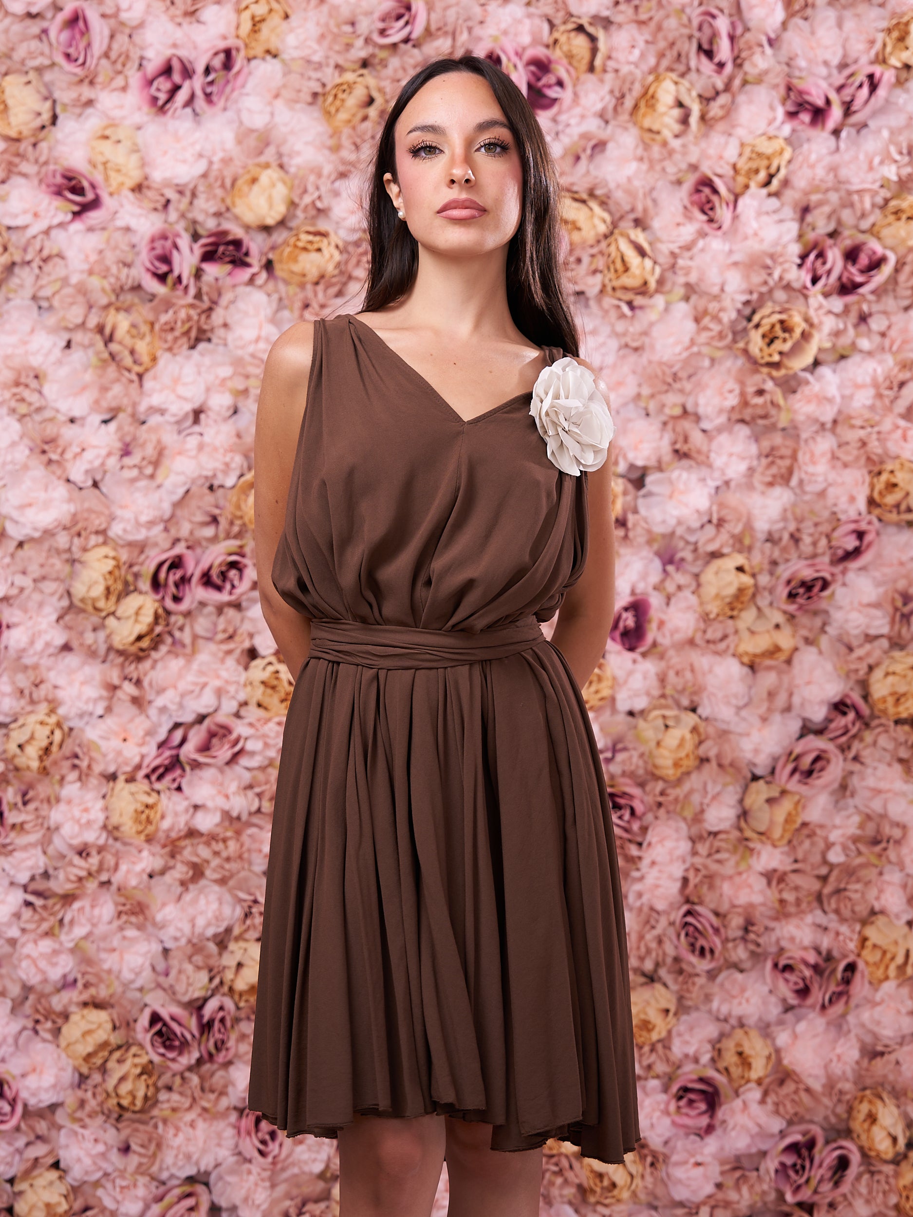 Abito Corto Marrone con fiore applicato