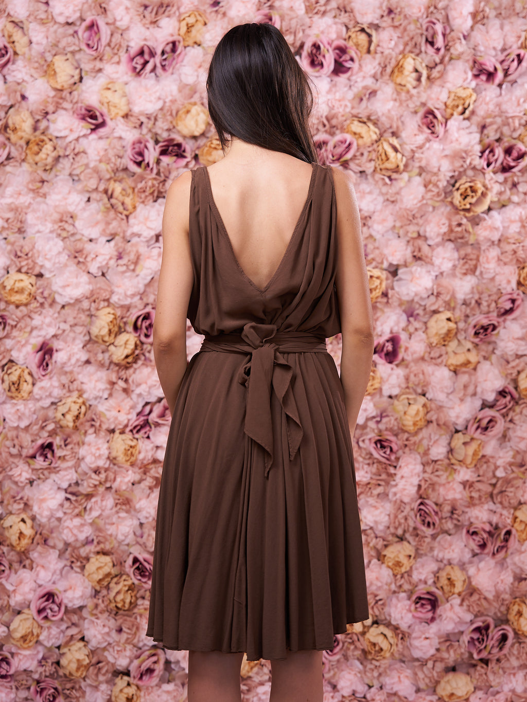 Abito Corto Marrone con fiore applicato